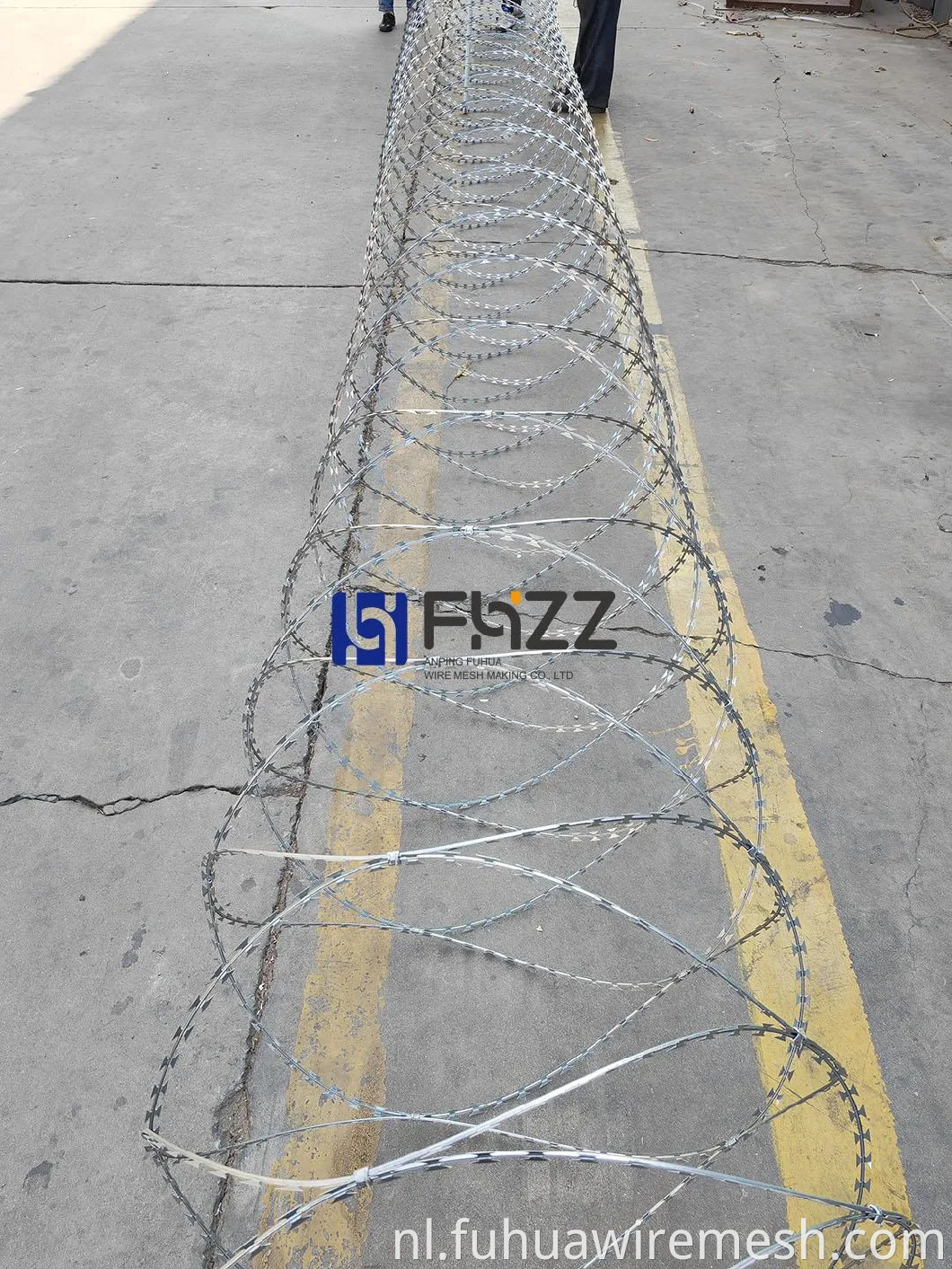 Diameter 700 mm Gegalvaniseerd Concertina, BTO-22 Concertina Razor Wire, Hot Dompaned Galvanised Razor Bood Bed Wire